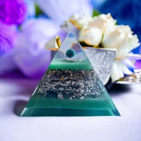 Orgonite pyramide malachite verte triskell